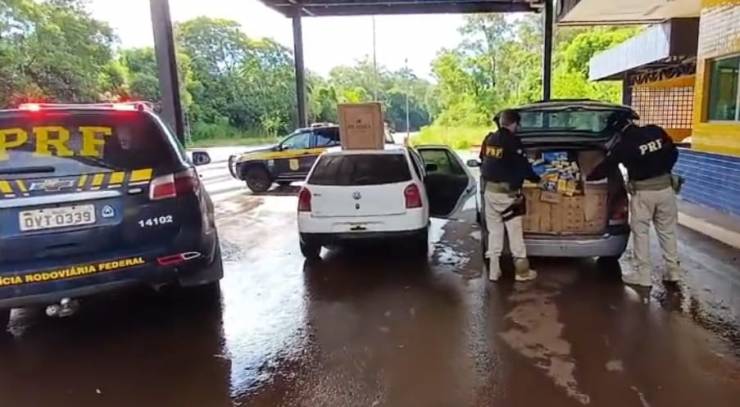 PRF prende dois contrabandistas e apreende veículos carregados de cigarros em Ijuí